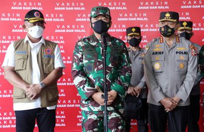 Panglima TNI Marsekal TNI Hadi Tjahjanto saat melaksanakan peninjauan Serbuan Vaksinasi untuk lansia dan Keluarga Besar TNI-Polri di Cilacap, Jumat (4/6/2021).