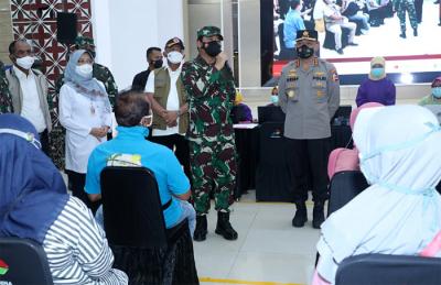 Panglima TNI Marsekal TNI Hadi Tjahjanto saat melaksanakan peninjauan Serbuan Vaksinasi untuk lansia dan Keluarga Besar TNI-Polri di Cilacap, Jumat (4/6/2021).