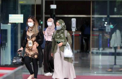 Pegawai KPK berjalan meninggalkan Gedung KPK Merah Putih Kuningan, pada hari ketiga masuk kerja pasca dilantik menjadi ASN di Jakarta, Jumat (4/6/2021).