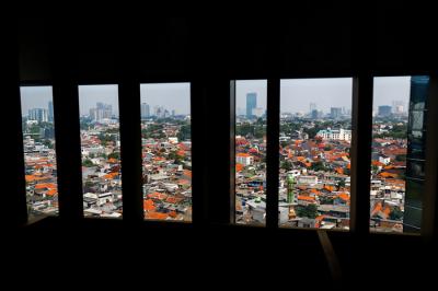 Pemukiman warga terlihat dari ketinggian di kawasan Jakarta Selatan, Jumat (4/6/2021).
