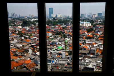 Pemukiman warga terlihat dari ketinggian di kawasan Jakarta Selatan, Jumat (4/6/2021).