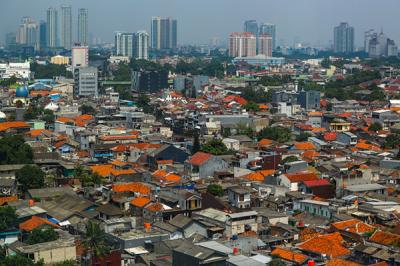 Pemukiman warga terlihat dari ketinggian di kawasan Jakarta Selatan, Jumat (4/6/2021).