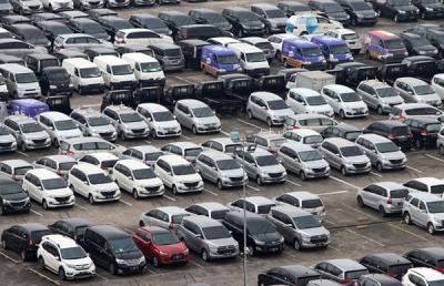 Terlihat deretan mobil terparkir disalah satu Pusat Perbelanjaan di Kota Bekasi, Jawa Barat, Sabtu (5/6/2021).