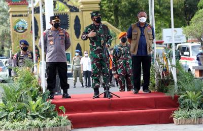 Apel gelar pasukan penebalan Satgas Covid-19 di alun-alun pendopo kabupaten Blora, Jawa Tengah, Sabtu (5/6/2021).