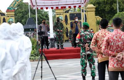 Apel gelar pasukan penebalan Satgas Covid-19 di alun-alun pendopo kabupaten Blora, Jawa Tengah, Sabtu (5/6/2021).