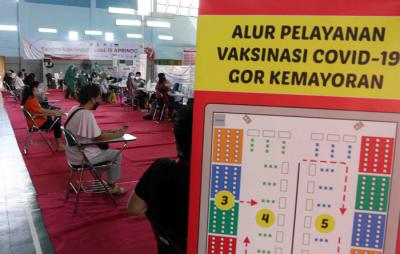 Vaksinator menyuntikkan vaksin Covid-19 kepada karyawan ritel serta pelaku usaha mikro, kecil dan menengah di GOR Kemayoran, Jakarta Pusat, Sabtu (5/6/2021).