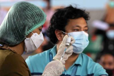 Vaksinator menyuntikkan vaksin Covid-19 kepada karyawan ritel serta pelaku usaha mikro, kecil dan menengah di GOR Kemayoran, Jakarta Pusat, Sabtu (5/6/2021).