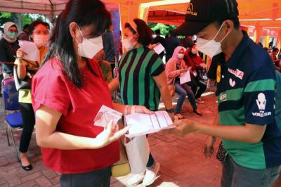 Vaksinator menyuntikkan vaksin Covid-19 kepada karyawan ritel serta pelaku usaha mikro, kecil dan menengah di GOR Kemayoran, Jakarta Pusat, Sabtu (5/6/2021).