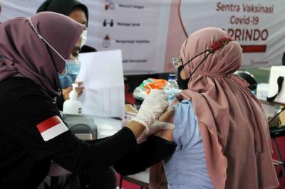 Vaksinator menyuntikkan vaksin Covid-19 kepada karyawan ritel serta pelaku usaha mikro, kecil dan menengah di GOR Kemayoran, Jakarta Pusat, Sabtu (5/6/2021).
