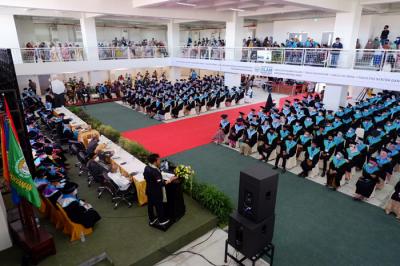 Sejumlah wisudawan Universitas Islam Makassar (UIM) mengikuti wisuda tatap muka di kampus UIM, Makassar, Sulawesi Selatan, Sabtu (5/6/2021).