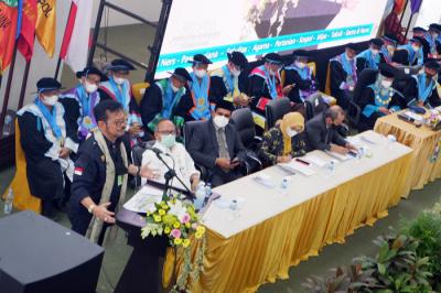 Sejumlah wisudawan Universitas Islam Makassar (UIM) mengikuti wisuda tatap muka di kampus UIM, Makassar, Sulawesi Selatan, Sabtu (5/6/2021).