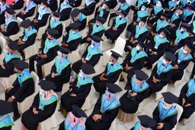 Sejumlah wisudawan Universitas Islam Makassar (UIM) mengikuti wisuda tatap muka di kampus UIM, Makassar, Sulawesi Selatan, Sabtu (5/6/2021).