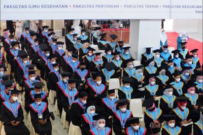 Sejumlah wisudawan Universitas Islam Makassar (UIM) mengikuti wisuda tatap muka di kampus UIM, Makassar, Sulawesi Selatan, Sabtu (5/6/2021).