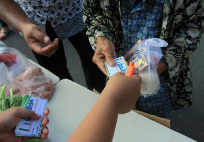 Warga mengantre untuk mendapatkan sayuran yang dibagikan di wilayah RW 5 Kelurahan Pendrikan Lor, Kecamatan Semarang Tengah, Kota Semarang, Minggu (6/6/2021).