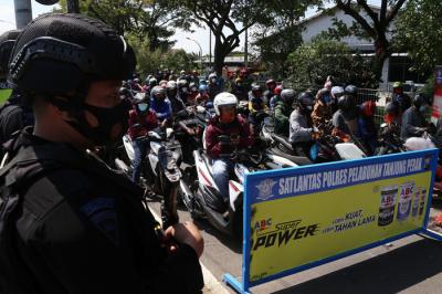 Suasana kemacetan jalur masuk kota Surabaya di Jembatan Suramadu, Jawa Timur, Minggu (6/6/2021).