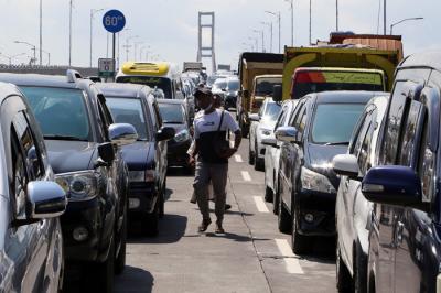 Suasana kemacetan jalur masuk kota Surabaya di Jembatan Suramadu, Jawa Timur, Minggu (6/6/2021).