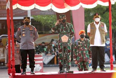 Apel Gelar Pasukan Penebalan Satgas Covid-19 di Lapangan Mataram, Kabupaten Pekalongan, Jawa Tengah, Minggu (6/6/2021).