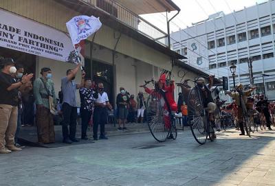 Pesepeda dengan memakai pakaian tradisional memeriksa sepeda antiknya dalam kegiatan Parade Sepeda Penny di Kawasan Kota Lama Semarang, Minggu (6/6/2021).