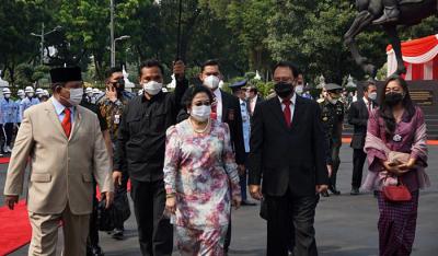 Presiden Kelima RI Megawati Soekarnoputri dan Menhan Prabowo Subianto meresmikan patung Proklamator Soekarno di Jakarta, Minggu (6/6/2021).