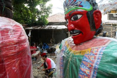 Wawan menyiapkan bambu untuk dijadikan bahan pembuatan kerangka ondel-ondel di kawasan Perkampungan Budaya Betawi Setu Babakan, Jagakarsa, Minggu (6/6/2021).