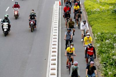 Pesepeda saat melintas di Jalan Jenderal Sudirman, Jakarta, Sabtu (5/6/2021).