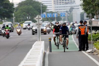 Pesepeda saat melintas di Jalan Jenderal Sudirman, Jakarta, Sabtu (5/6/2021).