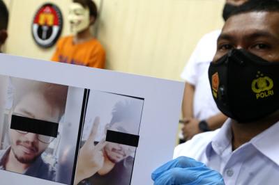 Dua tersangka pembobol bansos Covid-19 Amerika, SFR dan MCL, diperlihatkan dalam konferensi pers di Polda Jawa Timur, Senin (7/6/2021).