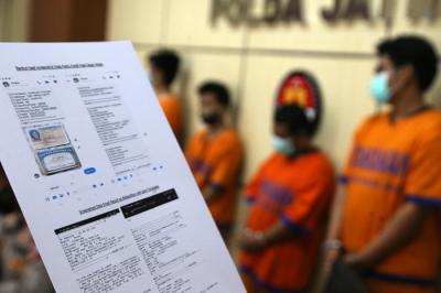 Empat tersangka pembobol kartu kredit ditunjukkan di Polda Jawa Timur, Senin (7/6/2021).