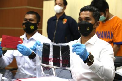 Empat tersangka pembobol kartu kredit ditunjukkan di Polda Jawa Timur, Senin (7/6/2021).