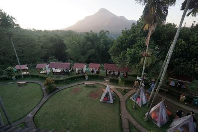 Pengunjung bersantai menikmati kuliner dengan suasana alam di Jungle Cafe Trawas, Mojokerto Jawa Timur akhir pekan lalu.