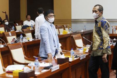 Menteri Komunikasi dan Informatika Johnny G Plate saat mengikuti rapat kerja dengan Komisi I DPR di Kompleks Parlemen Senayan, Jakarta, Senin (7/6/2021).