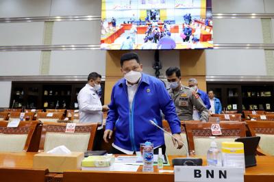 Kepala BNN Komjen Pol Petrus Reinhard Golose bersiap mengikuti rapat dengar pendapat dengan Komisi III DPR di Kompleks Parlemen, Jakarta, Senin (7/6/2021).