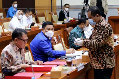 Kepala BNN Komjen Pol Petrus Reinhard Golose bersiap mengikuti rapat dengar pendapat dengan Komisi III DPR di Kompleks Parlemen, Jakarta, Senin (7/6/2021).
