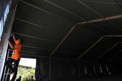 Relawan BNPB mendirikan tenda darurat di halaman kantor Badan Pengembangan Wilayah Suramadu (BPWS) Bangkalan, Madura, Jawa Timur, Selasa (8/6/2021).