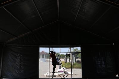 Relawan BNPB mendirikan tenda darurat di halaman kantor Badan Pengembangan Wilayah Suramadu (BPWS) Bangkalan, Madura, Jawa Timur, Selasa (8/6/2021).