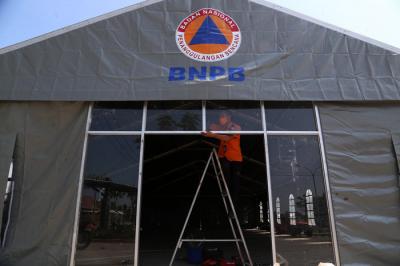 Relawan BNPB mendirikan tenda darurat di halaman kantor Badan Pengembangan Wilayah Suramadu (BPWS) Bangkalan, Madura, Jawa Timur, Selasa (8/6/2021).