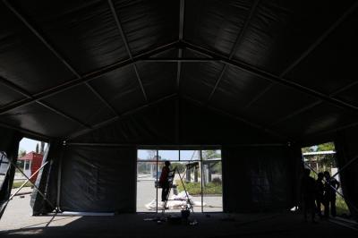 Relawan BNPB mendirikan tenda darurat di halaman kantor Badan Pengembangan Wilayah Suramadu (BPWS) Bangkalan, Madura, Jawa Timur, Selasa (8/6/2021).