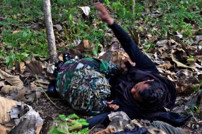 Prajurit Brigade Infanteri 2 Marinir mengejar kelompak sparatis saat menuju daerah latihan di Bantur Malang Selatan Jawa Timur, Senin (7/6/2021).