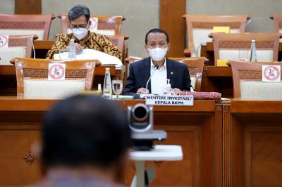 Menteri Investasi/Kepala BKPM Bahlil Lahadalia mengikuti rapat kerja dengan Komisi VI DPR di Kompleks Parlemen, Senayan, Jakarta, Selasa (8/6/2021).