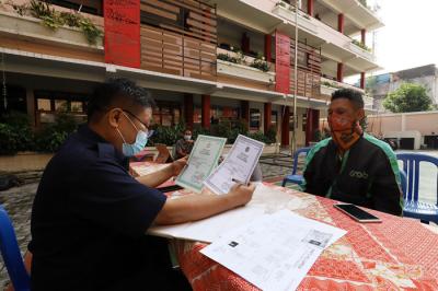 Orang tua murid calon peserta didik mendatangi posko pelayanan PPDB 2021/2022 yang sudah dibuka sejak kemarin, di Jakarta Barat, Selasa (8/6/2021).