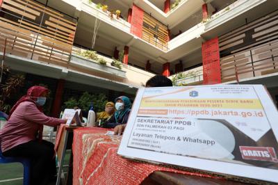 Orang tua murid calon peserta didik mendatangi posko pelayanan PPDB 2021/2022 yang sudah dibuka sejak kemarin, di Jakarta Barat, Selasa (8/6/2021).