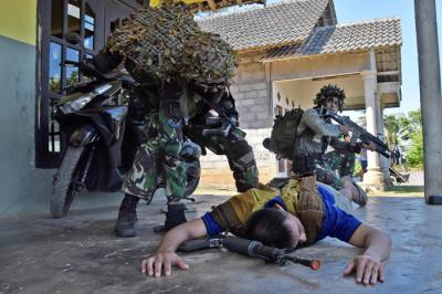 Prajurit Brigade Infanteri 2 Marinir merebut daerah kekuasaan yang di jadikan tempat berkumpul kelompok separatis, di Puslatpur 4 Purboyo, Selasa (8/6/2021).