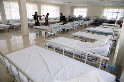 Petugas menyiapkan bed dilantai 2 kantor Badan Pengembangan Wilayah Suramadu (BPWS) Bangkalan, Madura, Jawa Timur, Selasa (8/6/2021).