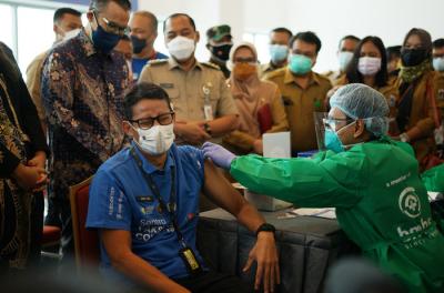Menparekraf Sandiaga Salahuddin Uno saat menerima vaksin Covid-19 AstraZeneca di Sentra Vaksinasi Covid-19 di Jakarta, Selasa (8/6/2021).