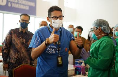 Menparekraf Sandiaga Salahuddin Uno saat menerima vaksin Covid-19 AstraZeneca di Sentra Vaksinasi Covid-19 di Jakarta, Selasa (8/6/2021).