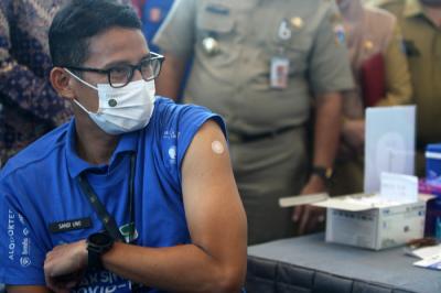 Menparekraf Sandiaga Salahuddin Uno saat menerima vaksin Covid-19 AstraZeneca di Sentra Vaksinasi Covid-19 di Jakarta, Selasa (8/6/2021).