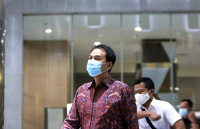 Wakil ketua DPR RI Azis Syamsuddin usai menjalani pemeriksaan di Gedung KPK Merah Putih Kuningan Jakarta, Rabu (9/6/2021).