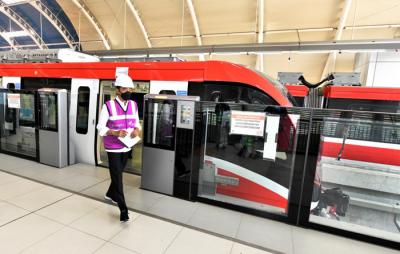 Presiden Joko Widodo meninjau perkembangan proyek lintas rel terpadu (LRT) Jabodebek, Rabu (9/6/2021).