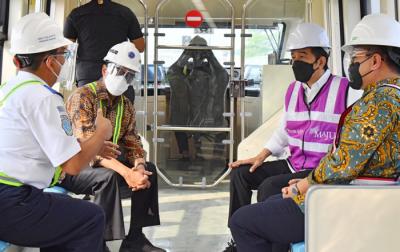 Presiden Joko Widodo meninjau perkembangan proyek lintas rel terpadu (LRT) Jabodebek, Rabu (9/6/2021).