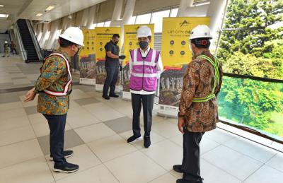 Presiden Joko Widodo meninjau perkembangan proyek lintas rel terpadu (LRT) Jabodebek, Rabu (9/6/2021).
